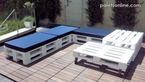 patio-con-palets-color-blanco