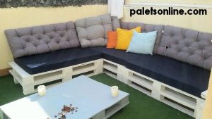 terraza-palet-blanco-y-colchones-en-azul